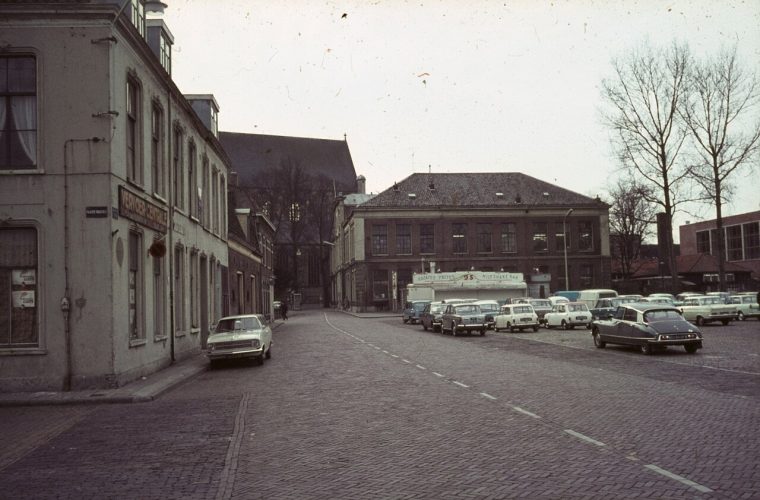 Bezoekers op het Canadaplein in Alkmaar volgen een openluchtfilm bij Filmhuis Provadja onder de avondhemel