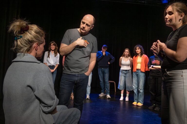Uit je hoofd de vloer op! – Improvisatietheater voor volwassenen — Theater in Alkmaar